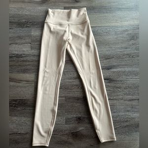 Alo yoga macadamia 7/8 airlifts